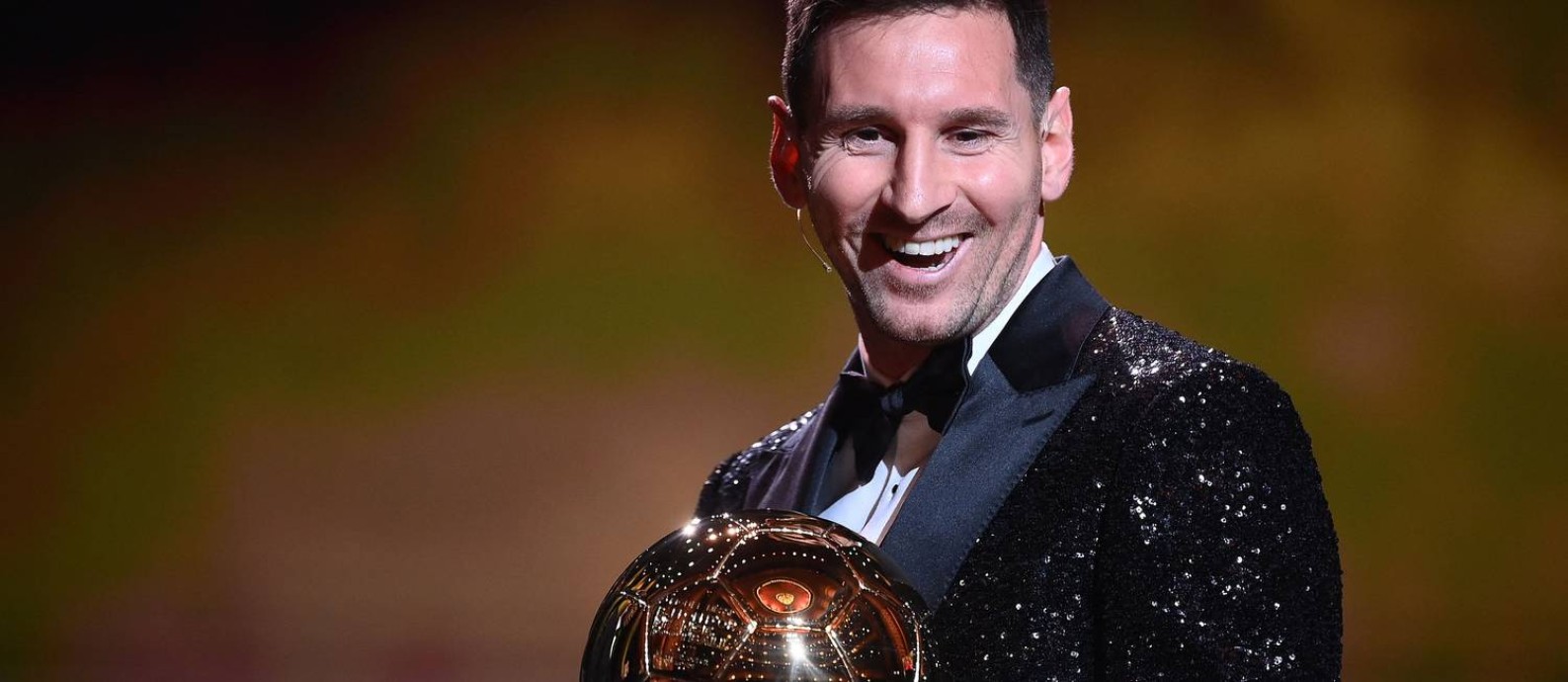 Messi recebe a sétima Bola de Ouro na carreira Foto: FRANCK FIFE / AFP