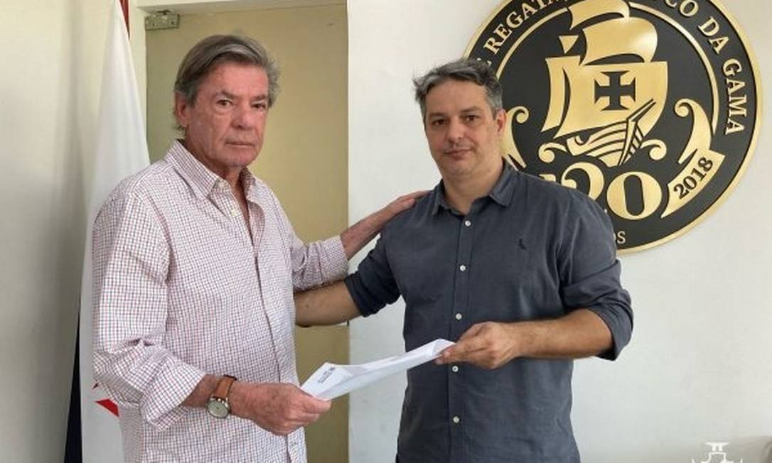 Presidente Jorge Salgado entrega pedido ao presidente do Conselho Deliberativo, Carlos Fonseca Foto: Divulgação