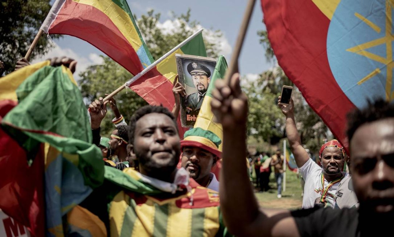 Etíopes que vivem na África do Sul protestam na Embaixada dos Estados Unidos, em Pretória, contra interferência dos EUA na política da Etiópia Foto: LUCA SOLA / AFP