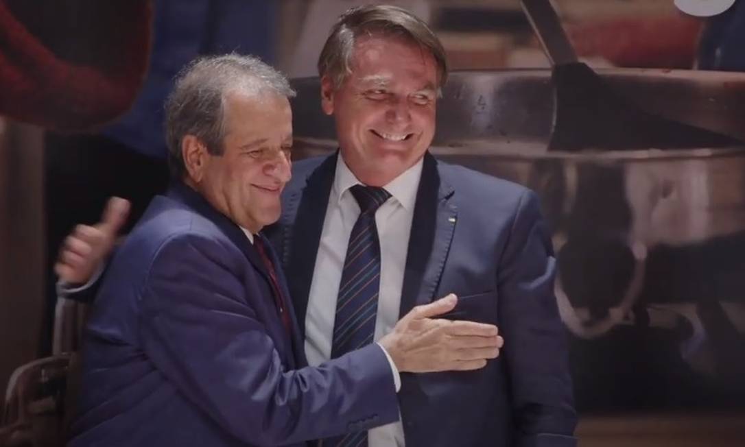 O presidente Jair Bolsonaro abraça o presidente do PL, o ex-deputado Valdemar Costa Neto Foto: Reprodução/Youtube