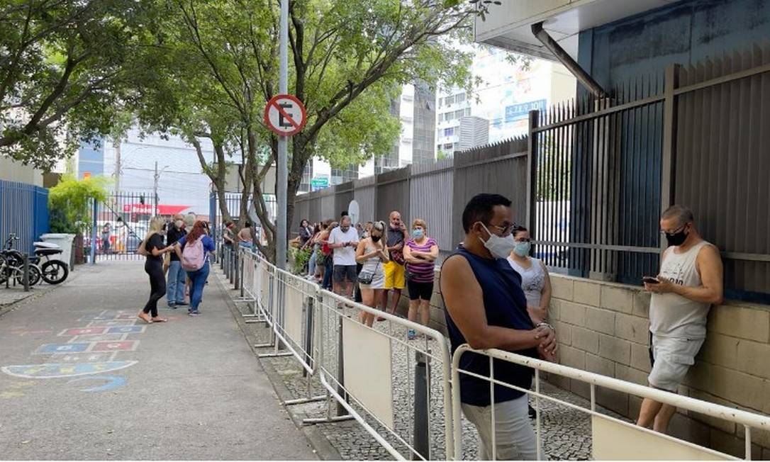 Fila pela vacina da gripe no posto de saúde João Barros Barreto, na Siqueira Campos, em Copacabana Foto: Ana Branco / Agência O Globo
