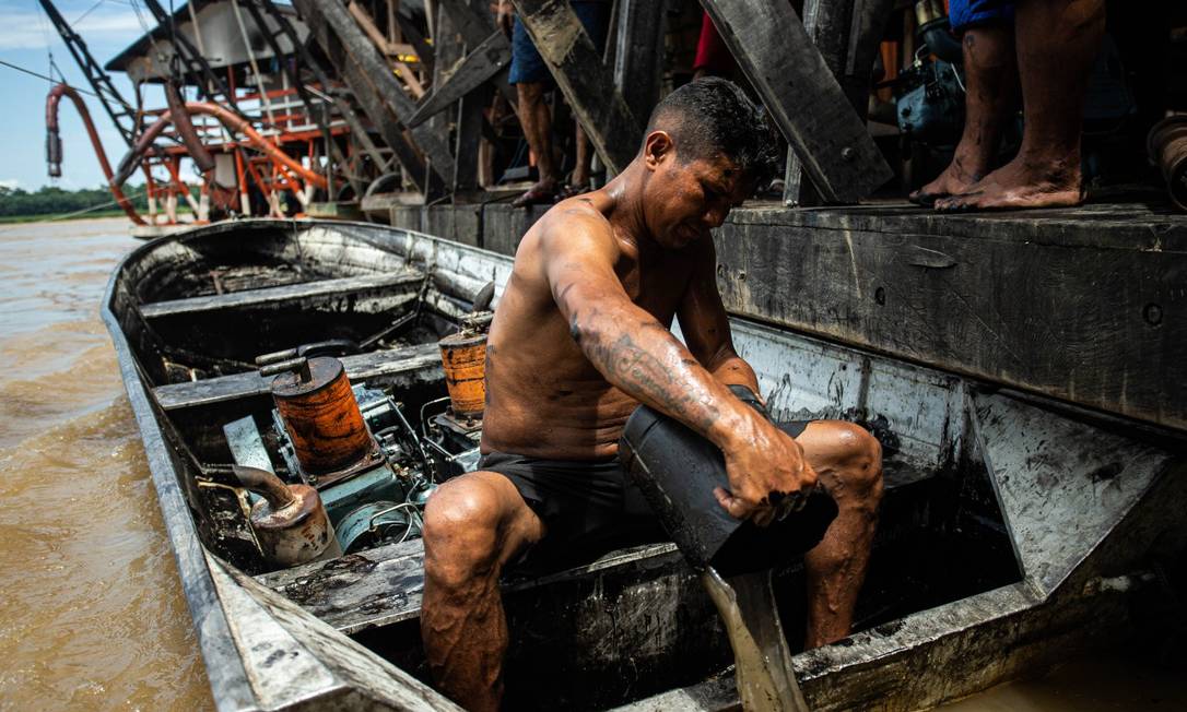 Garimpeiros afundaram embarcações para evitar queima pela PF Foto: Hermes de Paula / Agência O Globo