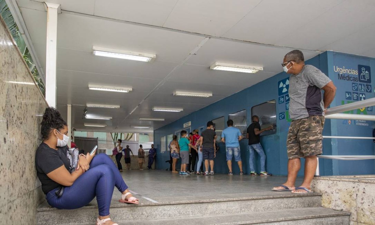 Ao longo do dia, pessoas tossindo e espirrando se aglomeravam dentro e fora da unidade de Copacabana. Cenário é o mesmo em diversas UPAs do estado Foto: Ana Branco / Agência O Globo