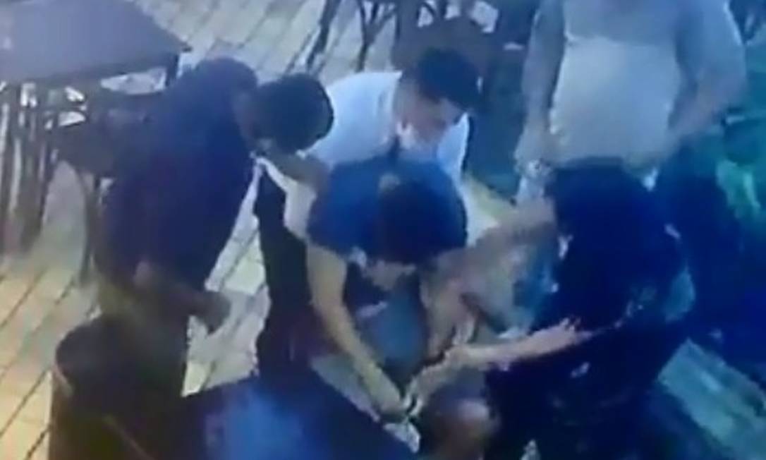 Homem engasga e desmaia em restaurante em SP Foto: Reprodução