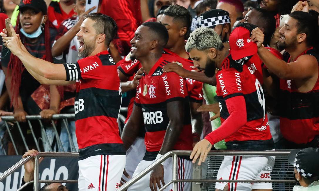 Diego, Ramon, Bruno Henrique e Gabigol interagem com a torcida após o primeiro gol do Flamengo Foto: Gilvan de Souza/Flamengo