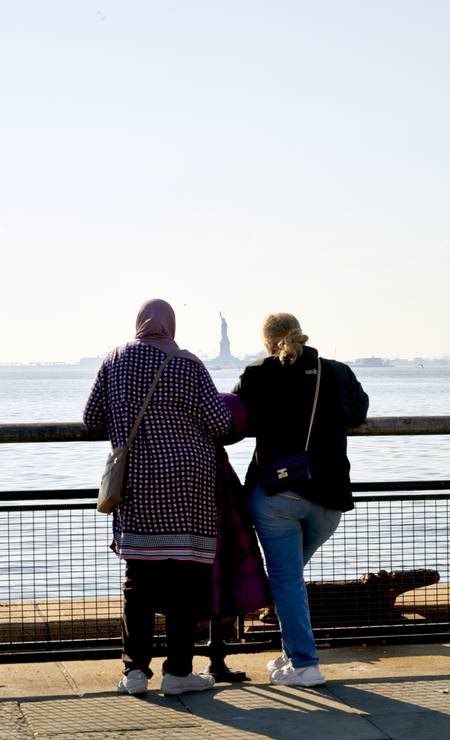 Duas mulheres observam a Estátua da Liberdade a partir do sul da ilha de Manhattan Foto: Gabby Jones / The New York Times