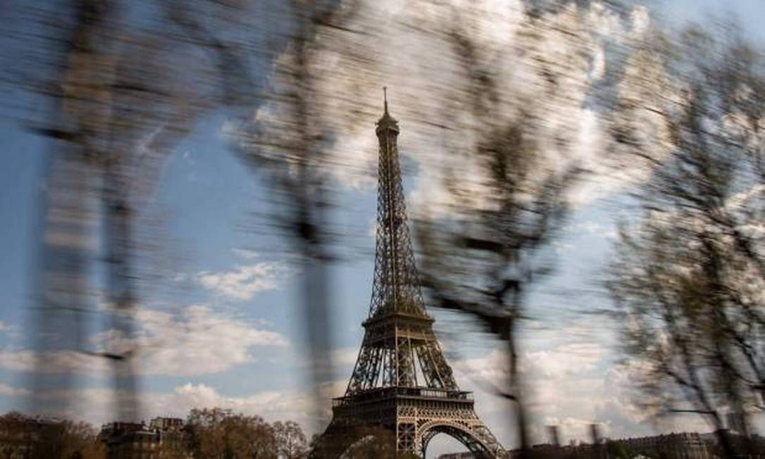 A Torre Eiffel, em Paris: cidade desceu uma posição no ranking das cidades mais caras do mundo Foto: Christophe Simon / AFP