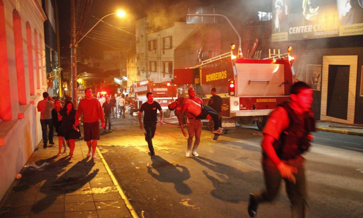 O incêndio começou por volta das 2h e matou 242 na boate KISS, em Santa Maria Foto: Germano Roratto / Germano Roratto / Agência RBS
