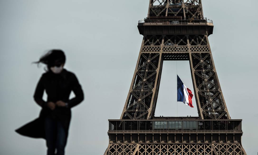 A Torre Eiffel, em Paris: cidade desceu uma posição no ranking das cidades mais caras do mundo Foto: PHILIPPE LOPEZ / AFP