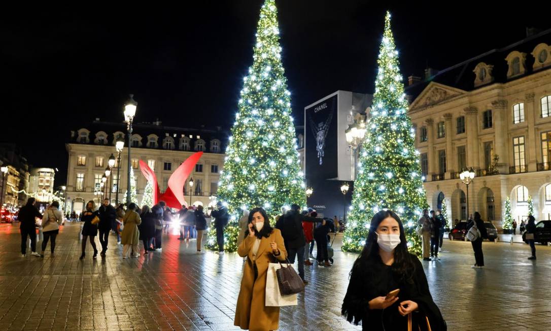 De máscara, pedestres caminham pela Place Vendôme, em Paris Foto: GONZALO FUENTES / REUTERS/27-11-2021