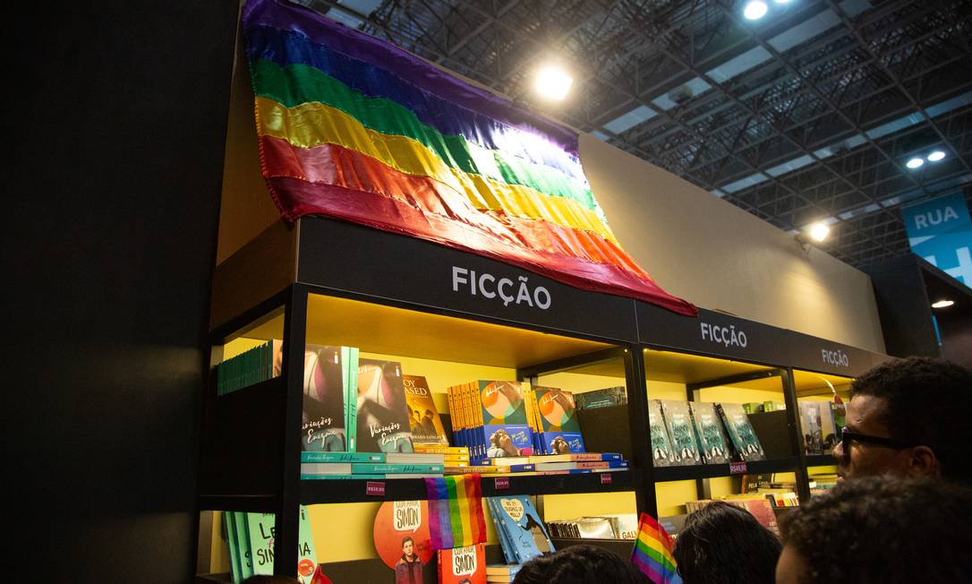 Bandeira do arco-íris decora um dos estandes no evento de 2019, em resposta à tentativa de censura, por parte do então prefeito do Rio Marcelo Crivella, de uma graphic novel que mostrava um beijo gay Foto: Bruno Kaiuca / Agência O Globo
