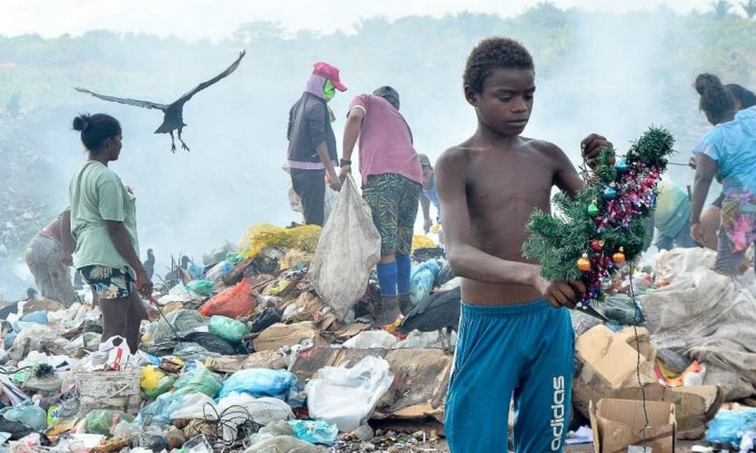 Gabriel, de 12 anos, encontra 'presente de Natal' no lixão Foto: João Paulo Guimarães / Agência O Globo