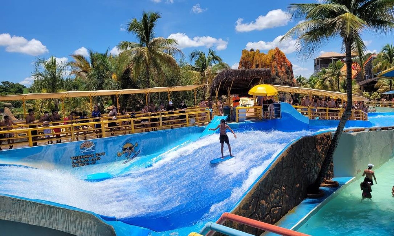 O Thermas dos Laranjais tem também uma piscina que simula ondas perfeitas para o surfe Foto: Eduardo Maia / O Globo
