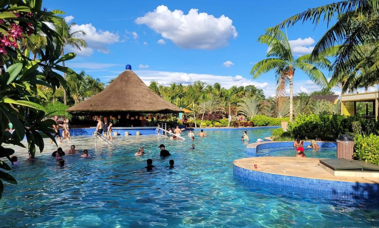 Uma das piscinas com bar molhado do parque aquático Hot Beach Olímpia Foto: Eduardo Maia / O Globo