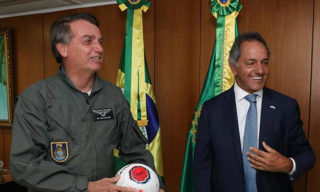 Presidente Jair Bolsonaro ao lado do embaixador argentino em Brasília, Daniel Scioli Foto: Reprodução