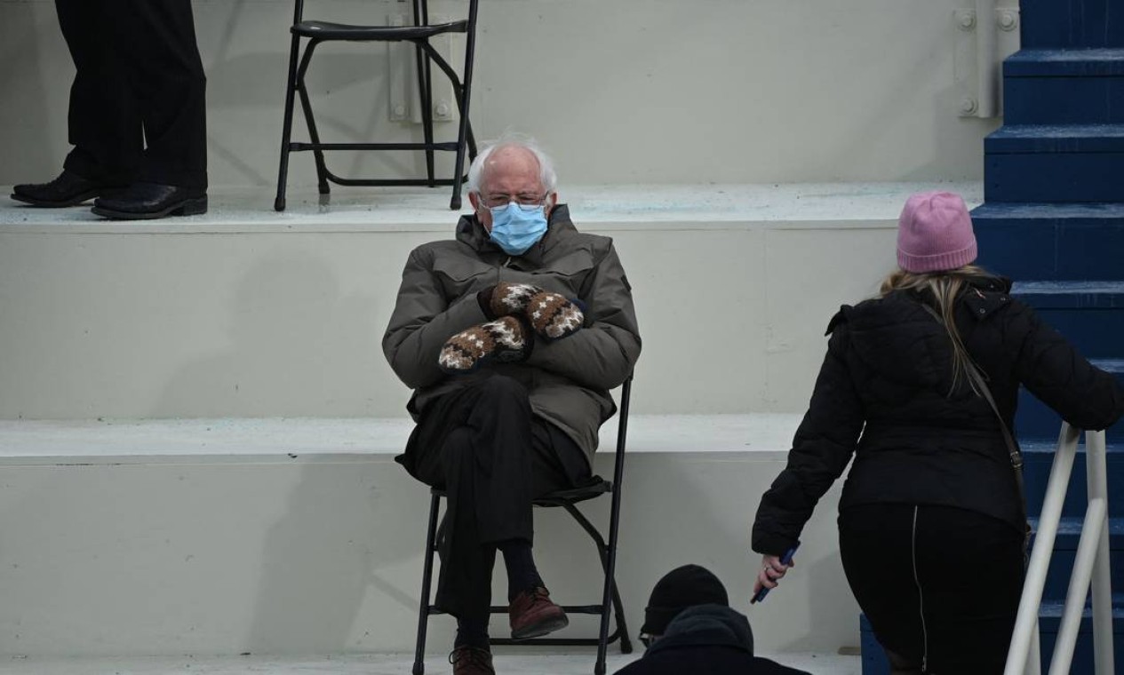 JANEIRO - O ex-candidato presidencial senador Bernie Sanders foi fotografado solitário, aparentemente entediado, durante a posse de Joe Biden, eleito presidente dos EUA, durante a posse, no Capitólio dos EUA. A imagem viralizou e até virou meme na internet Foto: BRENDAN SMIALOWSKI / AFP
