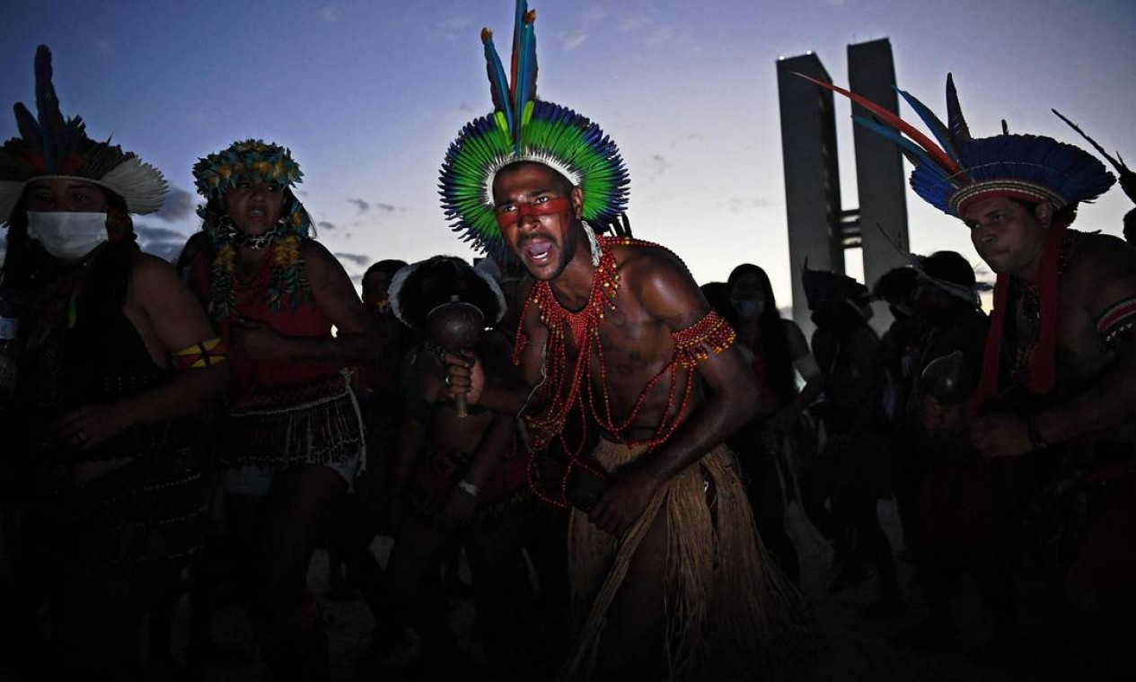 AGOSTO - Mais de mil indígenas convergiram para Brasília para participar de uma semana de manifestações organizadas pela Articulação dos Povos Indígenas do Brasil (Apib), para pressionar STF contra o chamado Marco Temporal, que ameaça a demarcação de território indígena Foto: CARL DE SOUZA / AFP