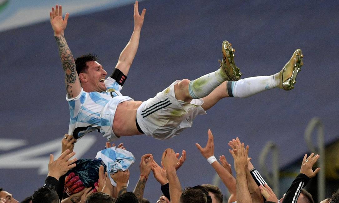 JULHO - O craque argentino Lionel Messi se despede da seleção argentina em grande estilo: conquistando a Copa América em cima do Brasil, na final que foi disputada no Maracanã Foto: CARL DE SOUZA / AFP
