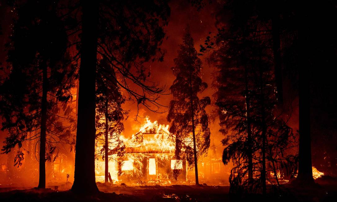 JULHO - Uma casa arde como as chamas do incêndio Dixie rasgando o bairro de Indian Falls do não incorporado Plumas County, Califórnia. O incêndio Dixie se tornou um dos maiores da história dos EUA, destruindo quase 2 mil quilômetros quadrados Foto: JOSH EDELSON / AFP