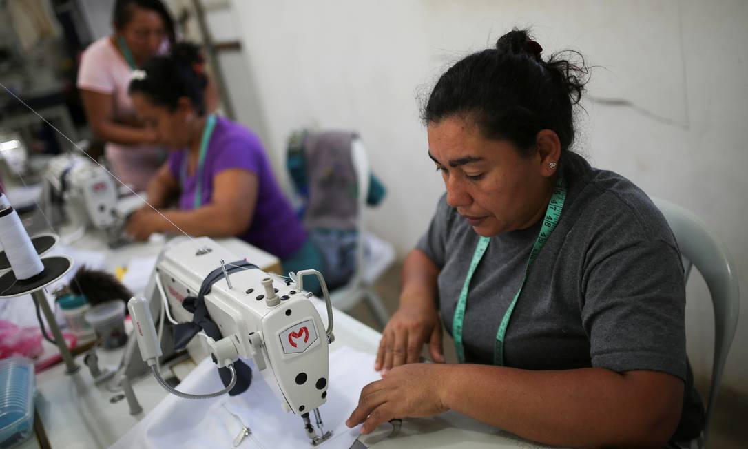 Yinis Pimienta, de 40 anos, é ex-guerrilheira das Forças Armadas Revolucionárias da Colômbia (FARC), e confecciona roupas em uma alfaiataria que faz parte de um projeto em um campo de reintegração em Pondores, na Colômbia Foto: LUISA GONZALEZ / REUTERS