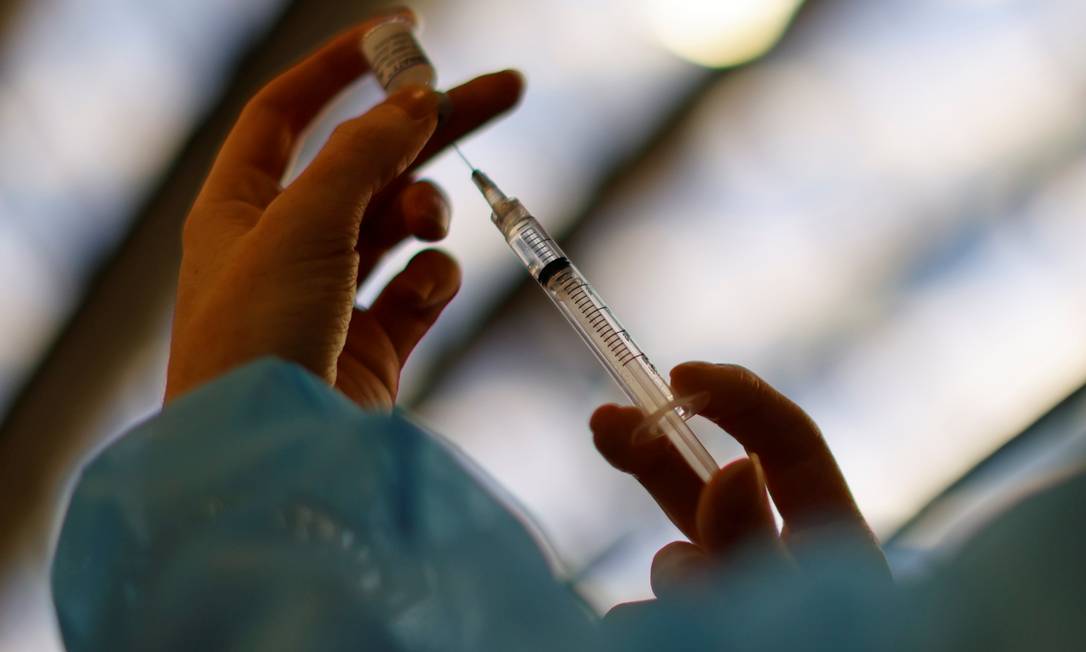 Profissional de saude prepara dose de vacina contra Covid Foto: ERIC GAILLARD / REUTERS