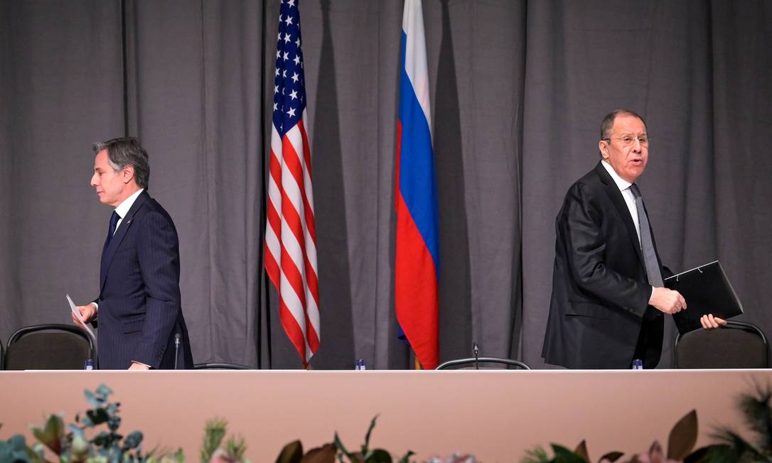 O secretário de Estado dos EUA, Antony Blinken, e o ministro das Relações Exteriores da Rússia, Sergei Lavrov, durante reunião em Estocolmo, na Suécia Foto: Jonathan Nackstrand / via Reuters