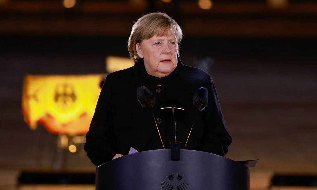  Angela Merkel discursa em cerimônia de despedida realizada do lado de fora do Ministério da Defesa em Berlim Foto: ODD ANDERSEN / AFP
