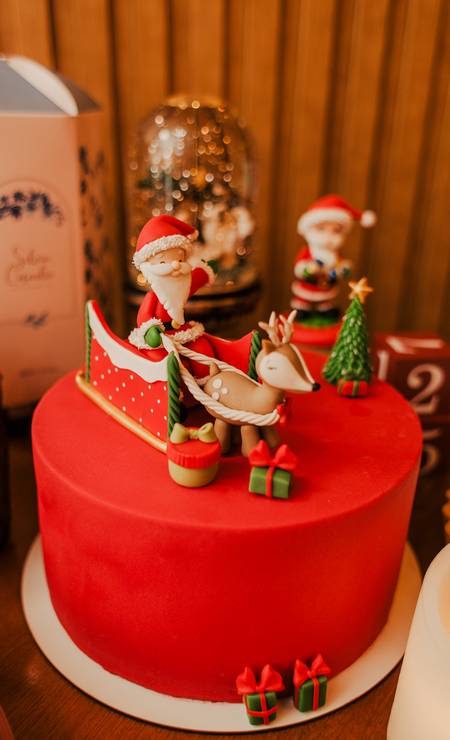 O bolo decorado natalino da Sílvia Cornélio (98193-3335) rende de 10 a 12 fatias e custa R$ 249,90 Foto: Divulgação/Agra Fotografia