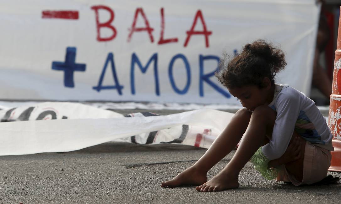Criança durante manifestação de moradores do morro da Providência contra a violência na comunidade Foto: Fabiano Rocha / Agência O Globo (27/05/2021)