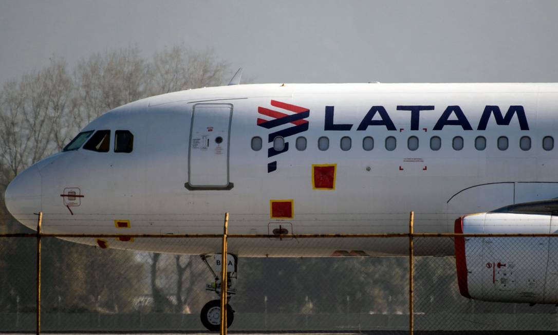 Avião da Latam, que tem sede no Chile e enfrenta recuperação judicial nos EUA Foto: MARTIN BERNETTI / AFP