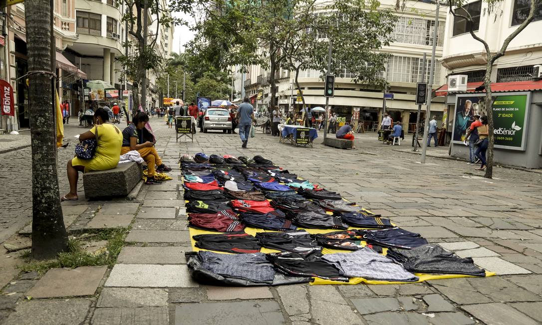 Camelôs se aglomeram cada vez mais na Rua Uruguaiana Foto: Gabriel de Paiva / Agência O Globo