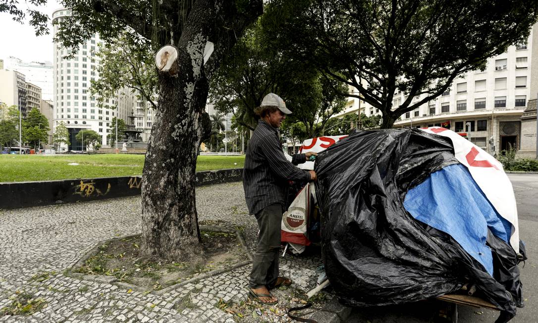 Morador em situação de rua ao fim da Avenida Rio Branco Foto: Gabriel de Paiva / Agência O Globo