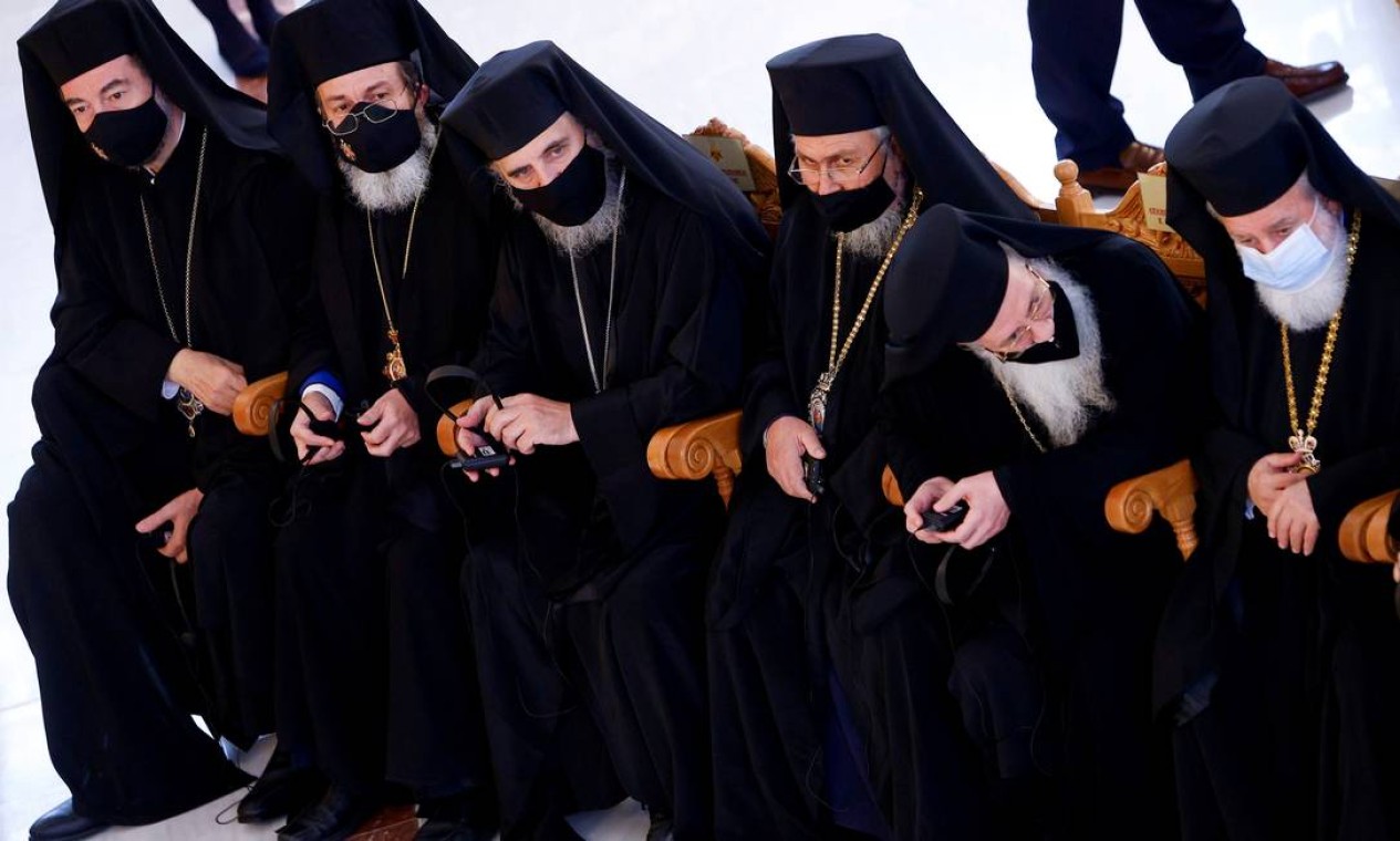 Padres ortodoxos aguardam a chegada do Papa Francisco na Catedral do Apóstolo Varnavas, em Nicósia, Chipre Foto: GUGLIELMO MANGIAPANE / REUTERS
