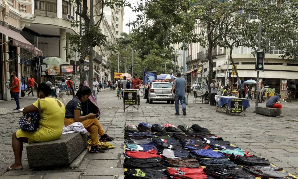 A Rua Uruguaiana, famosa pelo mercado popular, atrai trabalho informal em demasia, contribuindo ainda mais para o desordenamento do Centro Foto: Gabriel de Paiva / Agência O Globo