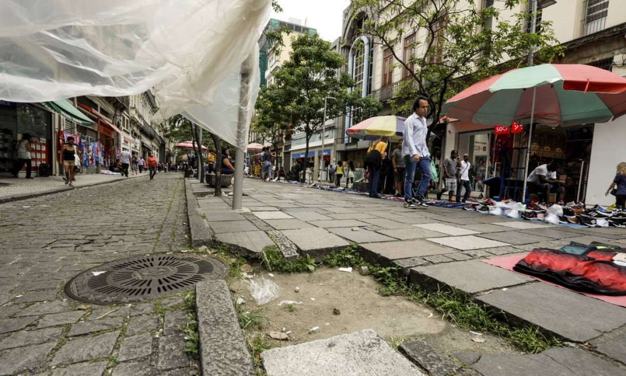 Calçada destruída na Rua Uruguaiana reflete o problema que parece crônico, em diversos pontos da cidade, não só no Centro Foto: Gabriel de Paiva / Agência O Globo