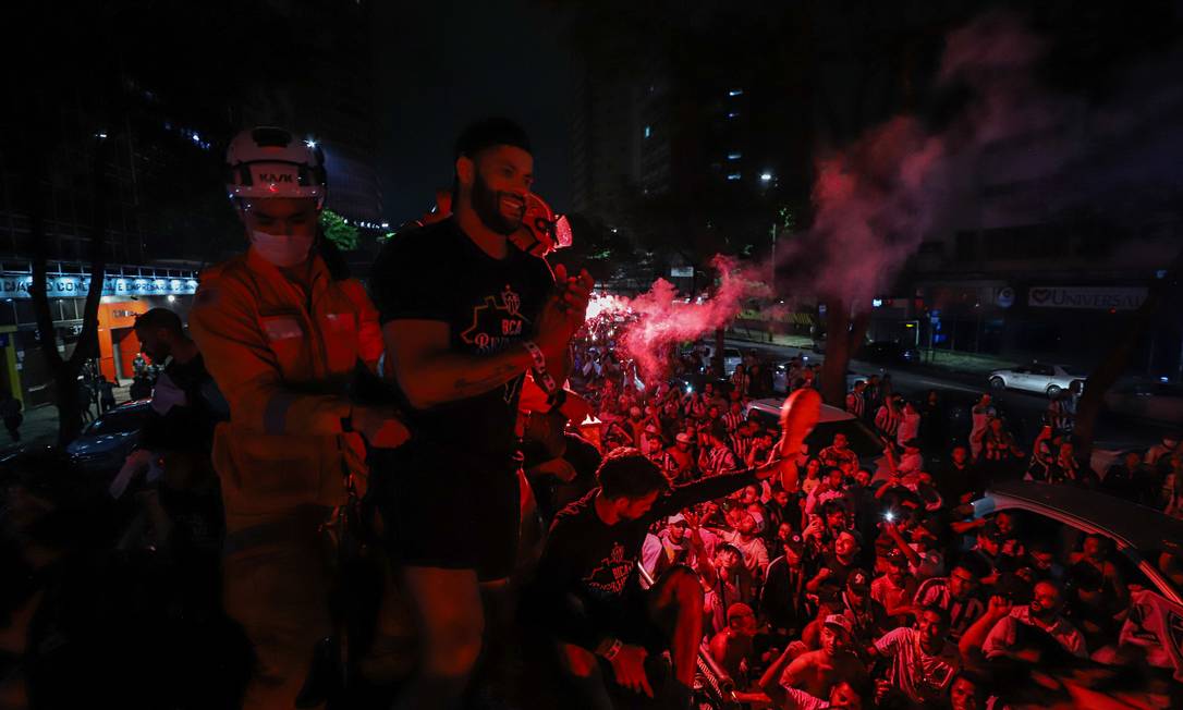 Atacante Hulk sauda os torcedores Foto: Pedro Souza / Atlético