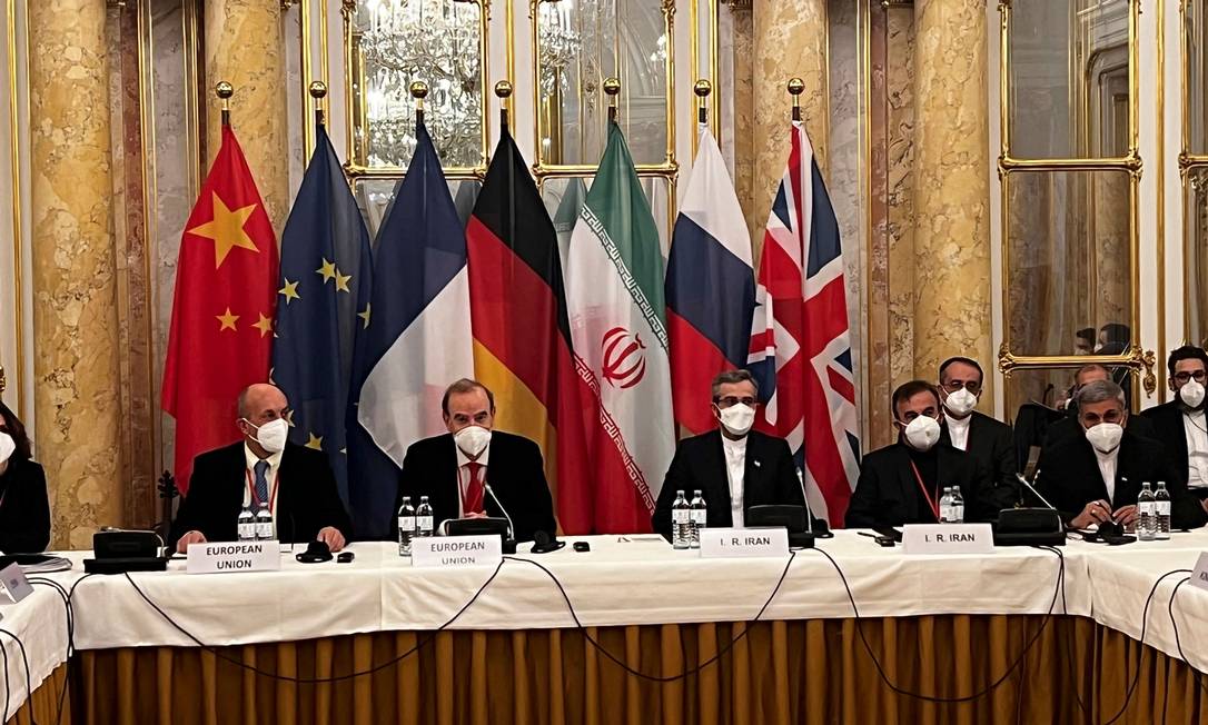 Delegação da União Europeia e do Irã durante reunião em Viena que visa retomar o acordo nuclear iraniano de 2015 Foto: Delegação da União Europeia / via AFP