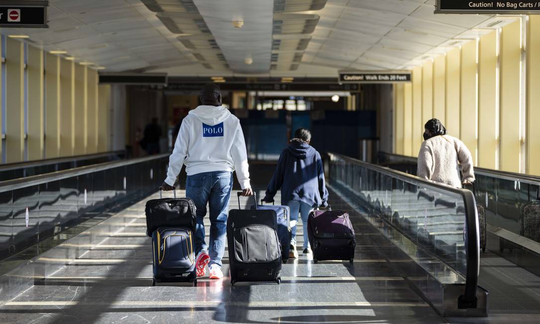 Passageiros carregam suas malas pelos corredores do Ronald Reagan Washington National Airport, em Arlington, Virgínia Foto: Drew Angerer / AFP