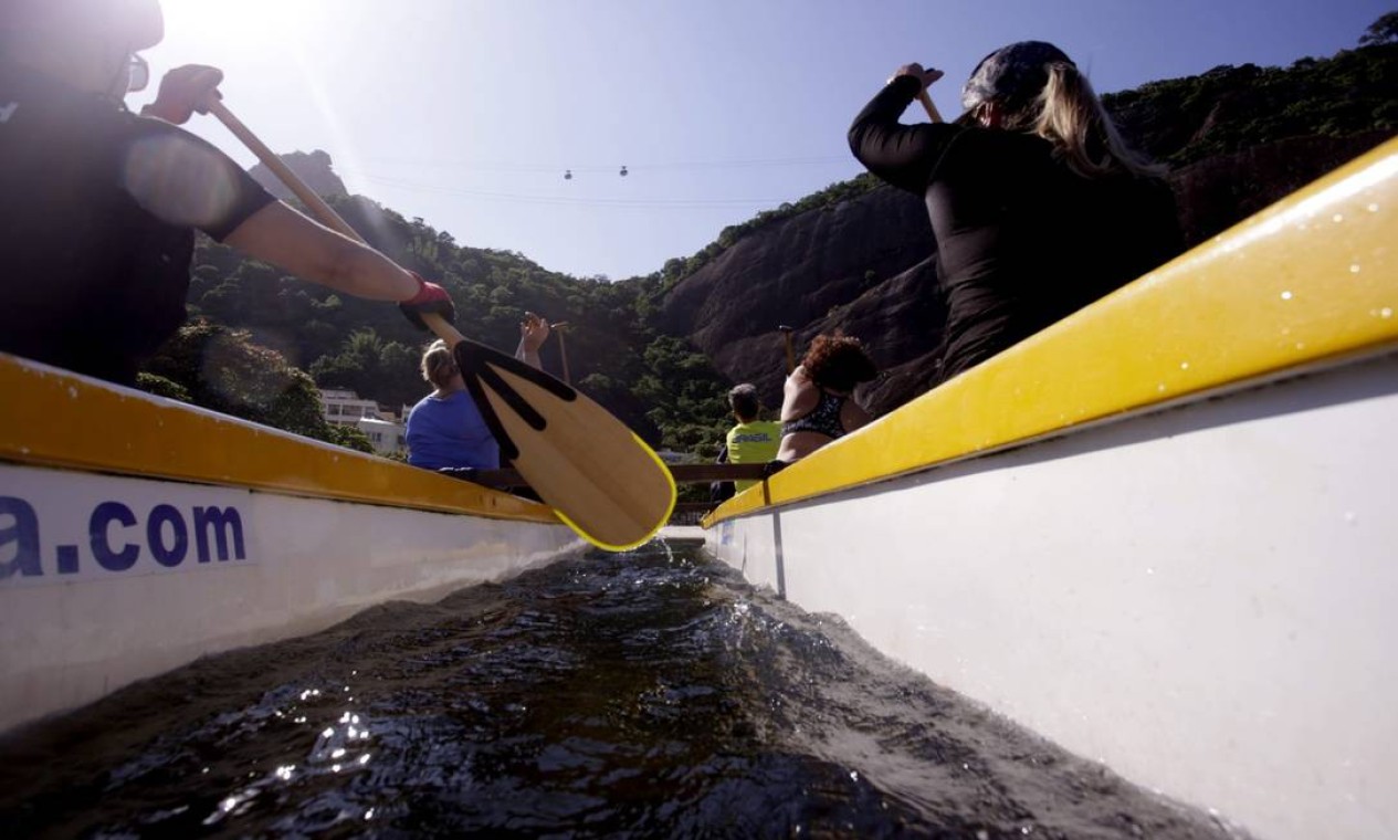 Praticantes de canoa havaiana. A Urca é pioneira do esporte no Brasil Foto: Custodio Coimbra / Agência O Globo