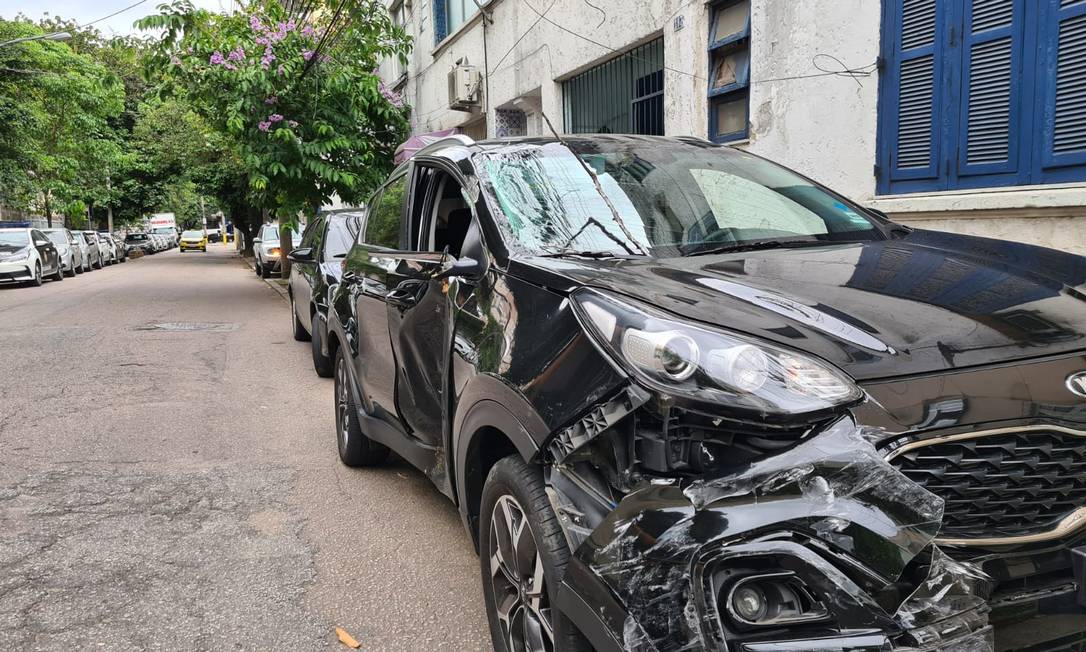 O carro da vítima capotou e bateu numa árvore Foto: Marcos Nunes / Agência O Globo