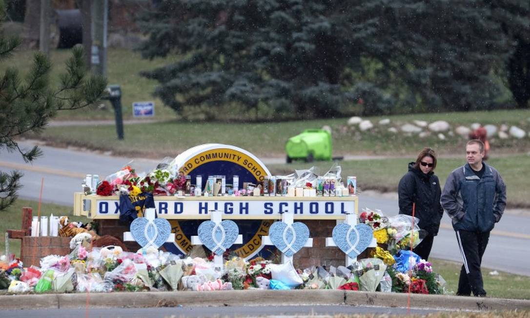Memorial em homenagem às vítimas do ataque à Oxford High School, no Michigan Foto: SCOTT OLSON / AFP