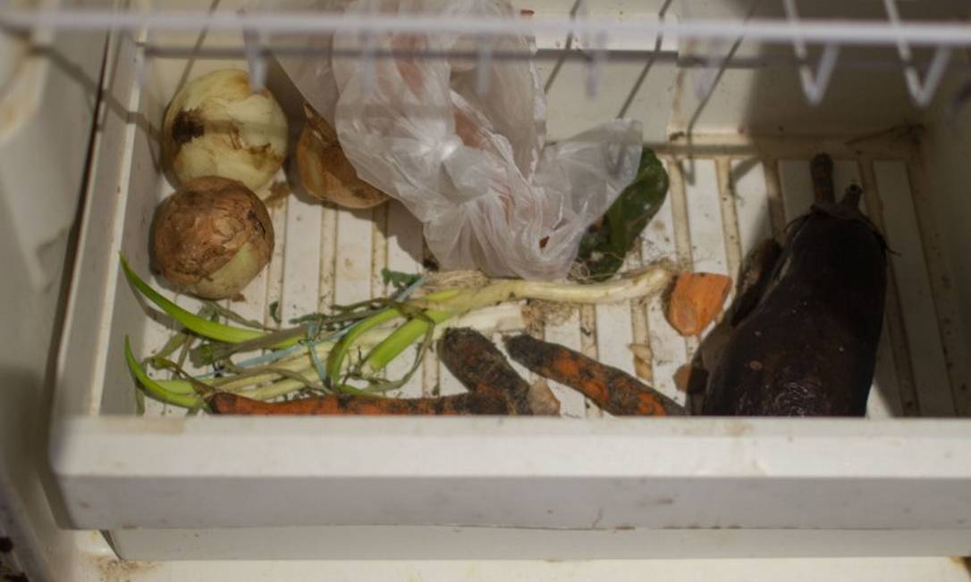 Arroz com feijão é luxo para famílias que vivem neste fim de ano o hiato provocado pela transição dos programas sociais do governo federal Foto: Márcia Foletto / Agência O Globo