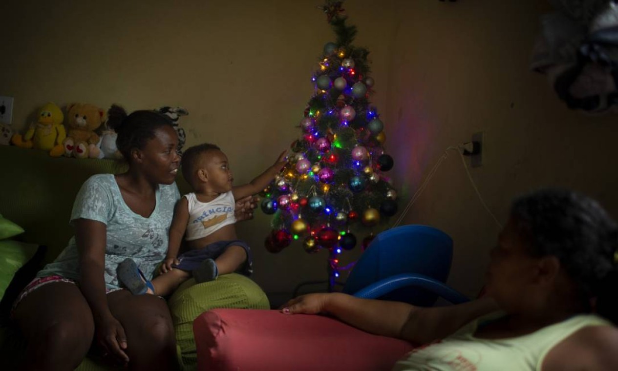 O pequeno Enzo brinca com a árvore de Natal que a avó, Solange dos Santos, ganhou de presente de uma amiga Foto: Márcia Foletto / Agência O Globo