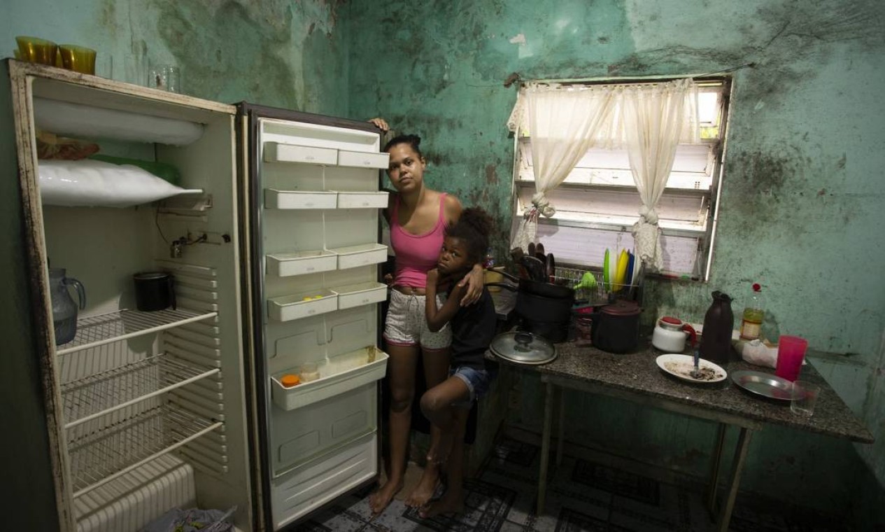 Natália Soares da Silva, moradora de Vila Americana,
em Nova Iguaçu, tem quatro
filhos e nenhum auxílio do
governo Foto: Márcia Foletto / Agência O Globo