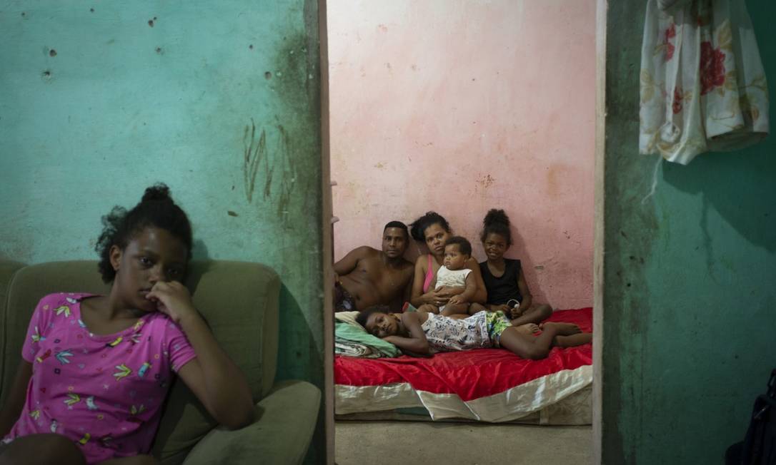 Natália e sua família vivem com biscates do marido e não tem nenhuma perspectiva de ter ceia e presentes de Natal para as crianças, Camille, 11 anos, Samile, 9, Samanta, 7 e Rael, 9 meses Foto: Márcia Foletto / Agência O Globo