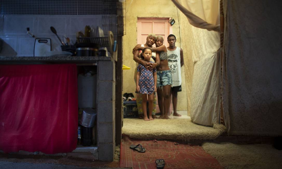 Cláudia Santiago e os filhos, Ester, 22 anos, e Abrahão, 18, e a sobrinha Vitória Garcia, 8 anos. Natal será como outro dia qualquer para os moradores de Rio das Pedras Foto: Márcia Foletto / Agência O Globo