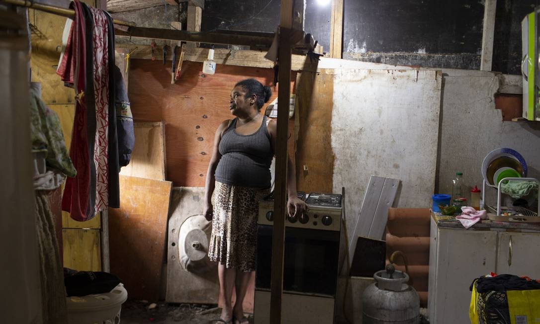 Ivânia Cabral, 62 anos. Com o pouco dinheiro que tem, ela prefere comprar o que dá de cenoura, batata e chuchu em vez de remédios para tratar febre e tosse intensa, sintomas que vem sentindo há mais de dois dias Foto: Márcia Foletto / Agência O Globo