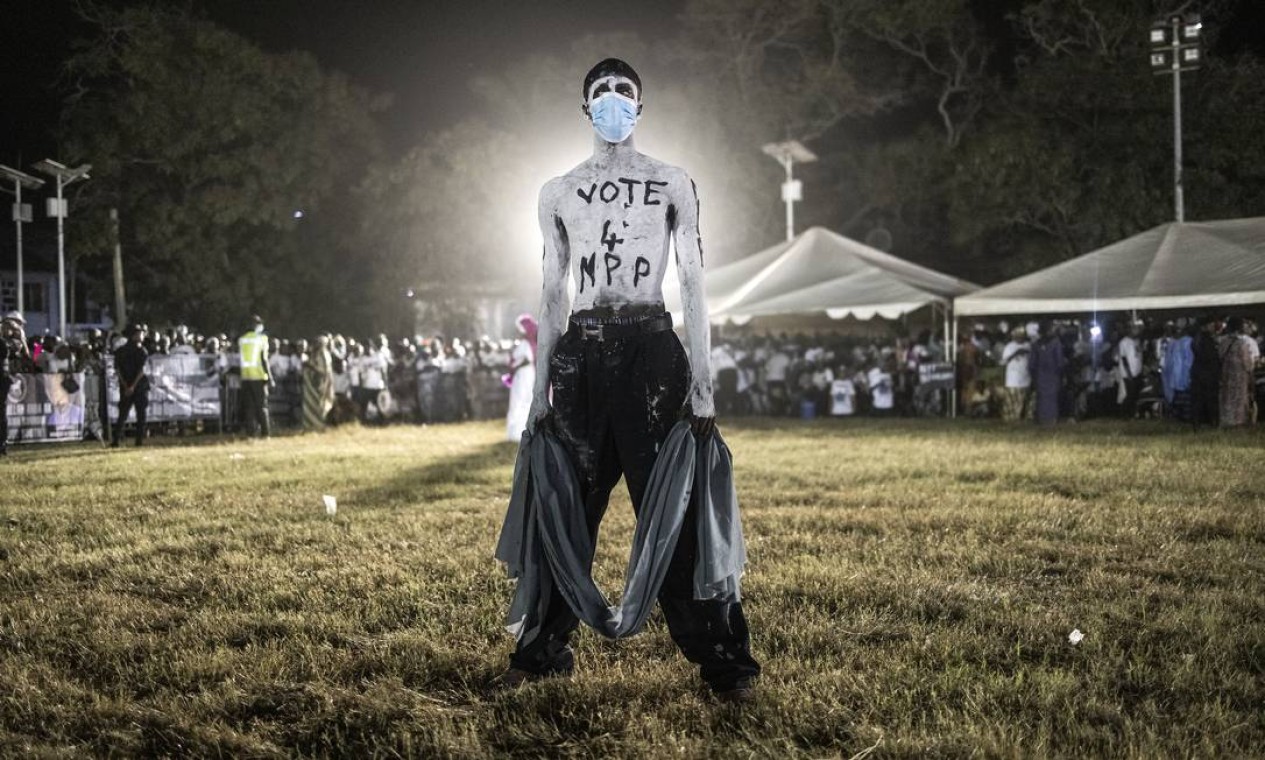 Homem pintado de branco durante o comício de campanha final para o atual presidente da Gâmbia e seu recém-formado partido político, o Partido Popular Nacional, em Banjul Foto: JOHN WESSELS / AFP