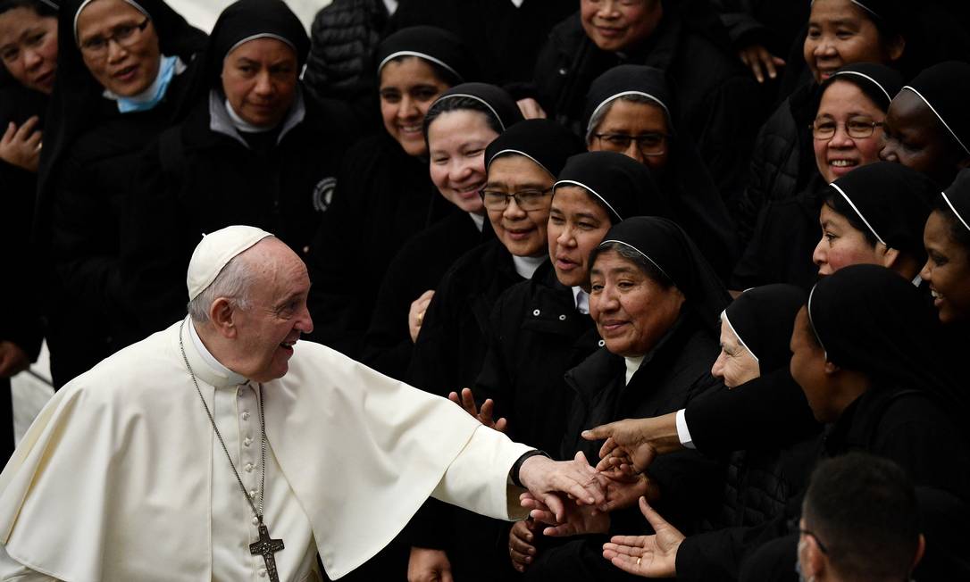 O Papa Francisco cumprimenta as freiras no final de sua audiência geral na Sala Paulo VI, no Vaticano Foto: FILIPPO MONTEFORTE / AFP