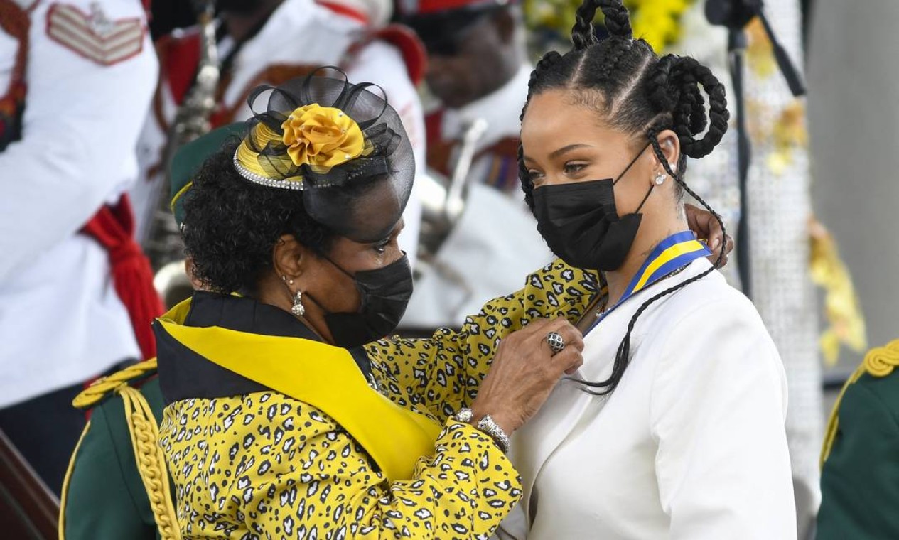 Rihanna é conferida com a honra de Barbados 11º Herói Nacional pela Presidente Dame Sandra Mason durante a cerimônia de homenagem nacional e o desfile do Dia da Independência no Golden Square Freedom Park, em Bridgetown, Barbados Foto: RANDY BROOKS / AFP